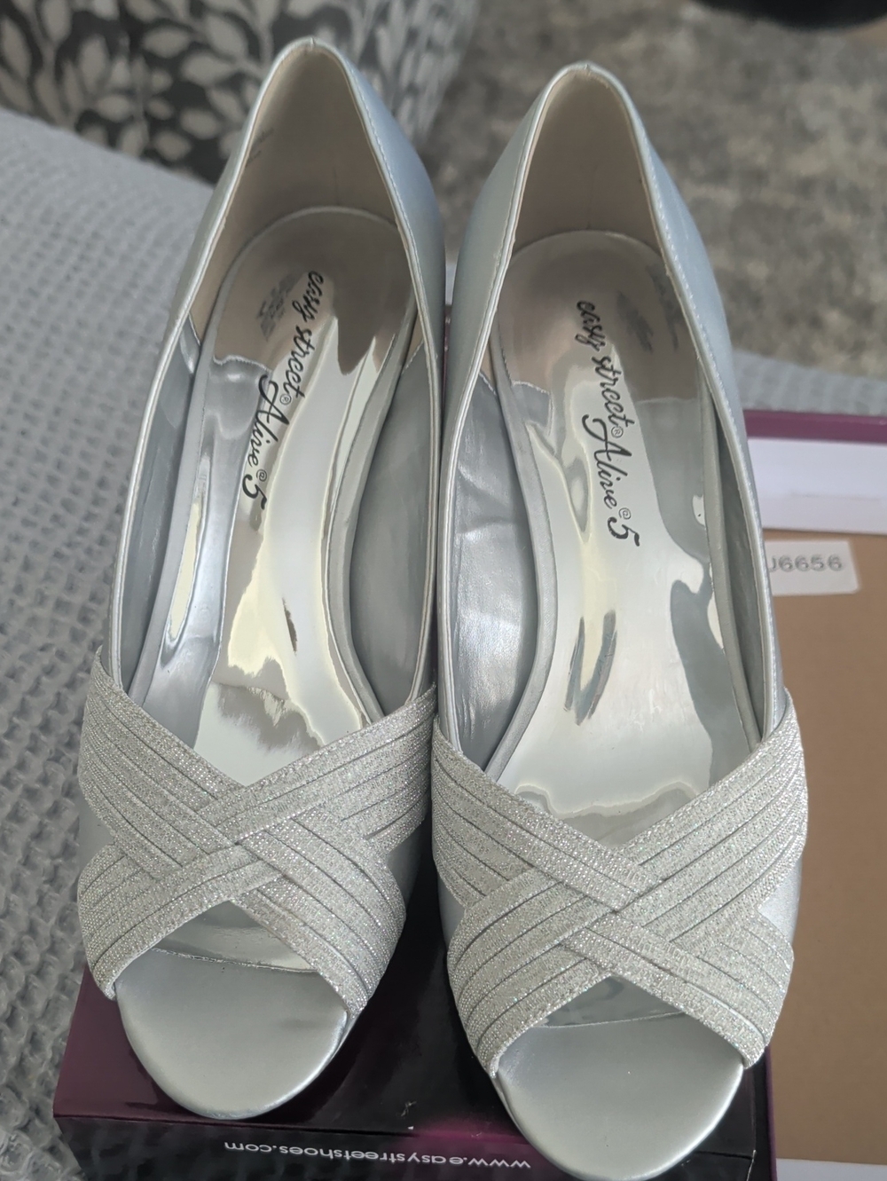 Brand New Easy Street Silver Peep-Toe Women's Dress Heels 9 WIDE